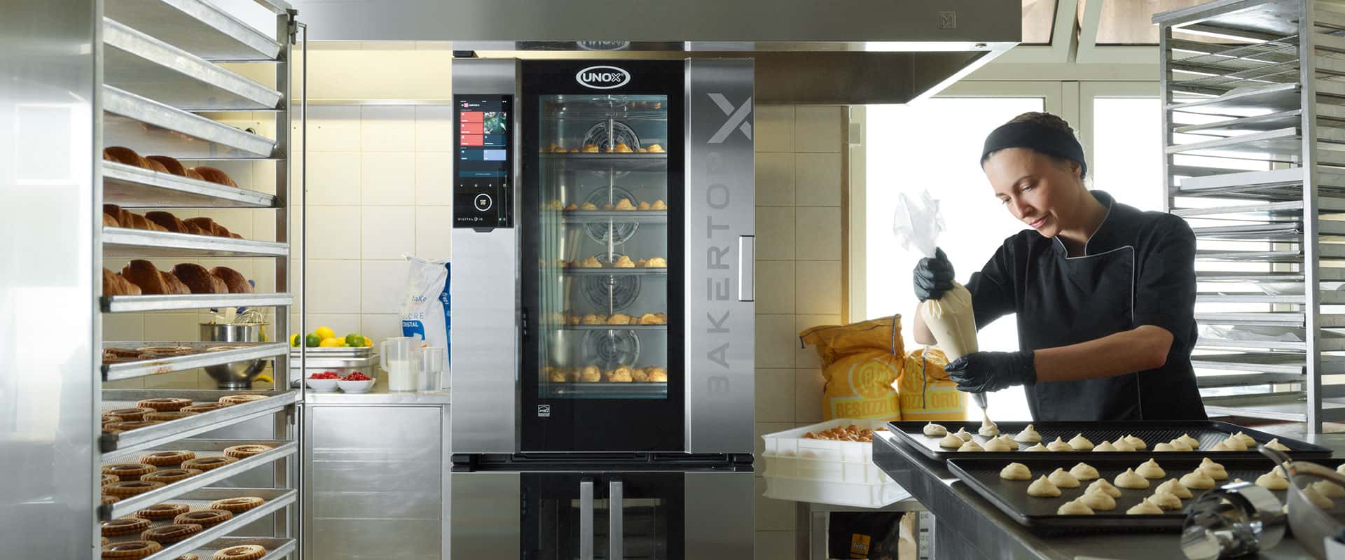 Laboratorio professionale di pasticceria con forno combinato